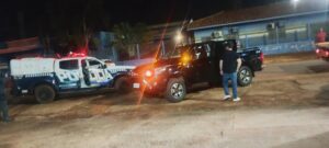 PERSEGUIÇÃO E TIROS: Homem foge com Hilux durante cumprimento de mandado judicial, bate em viatura e é preso pela PM em Maracaju