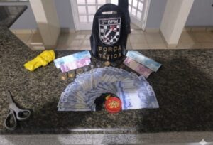 DUPLA É PRESA POR TRÁFICO DE DROGAS EM BAR DURANTE AÇÃO DA FORÇA TÁTICA EM COXIM